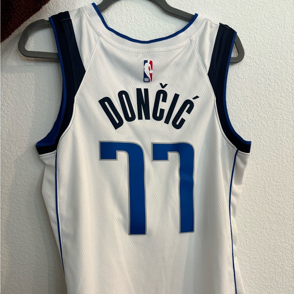 Nike Men's Dallas Mavericks Luka Doncic #77 White Dri-FIT Swingman Jersey